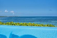 Location appartement pieds dans l'eau Sainte Anne Guadeloupe_piscine vue mer