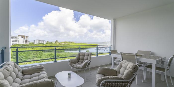 location-vacances-etang-zabricot-terrasse-vue-marina