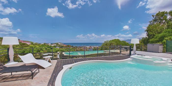 piscine-bain-remous-integre-vue-mer-1