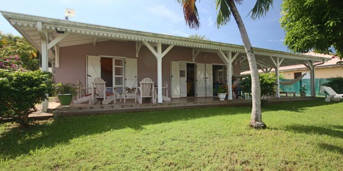 1-Location-villa-martinique_--Maison-vue-d'ensemble-jardin