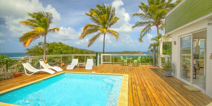 1-Villa-splendide-vue-mer-tartane-trinité-extérieur-piscine-transats