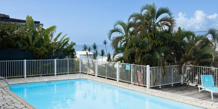 1-Location-studio-Martinique---Piscine-commune