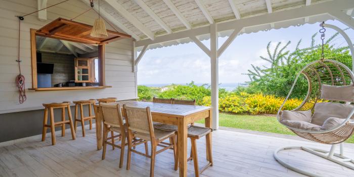 2-Location-martinique--Lodge-T_terrasse-table-à-manger