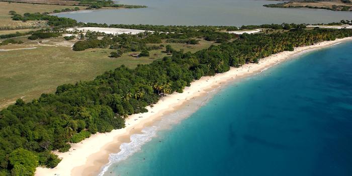 La plage et l'étang des Salines vue du ciel