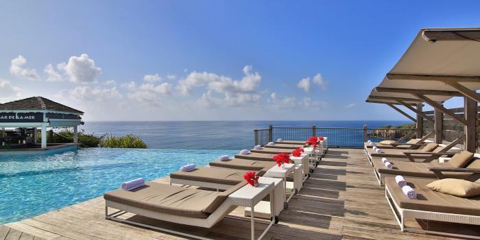 Piscine et transats vue mer