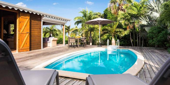 Location villa Bouillante Guadeloupe - Transats et piscine