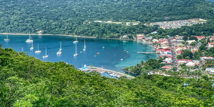 Location villa 2 chambres 6 personnes vue mer à Deshaies en Guadeloupe Jardin des Colibris