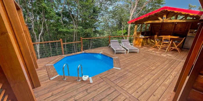 Location jungle lodge pour 4 personnes avec piscine au jardin des colibris deshaies en guadeloupe
