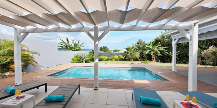 Location villa de standing avec piscine en Guadeloupe - Vue piscine