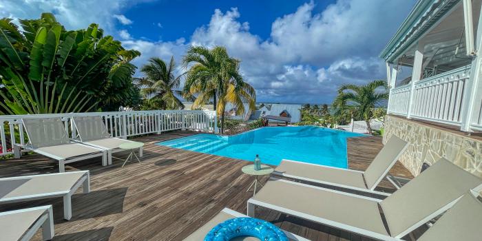 A louer villa vue mer le moule Guadeloupe-Piscine vue mer
