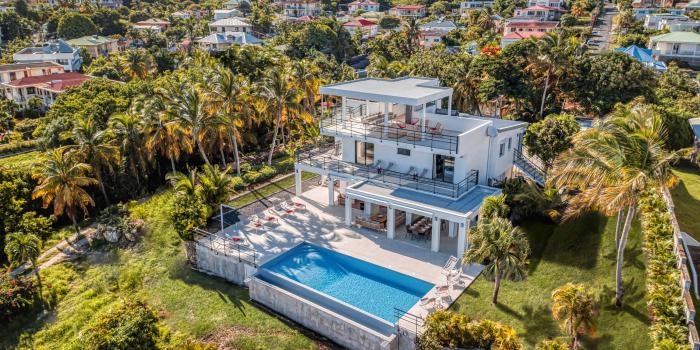Location villa piscine vue mer 9 chambres Sainte Anne Guadeloupe-ensemble