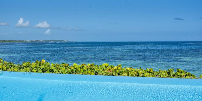 Location appartement pieds dans l'eau Sainte Anne Guadeloupe_piscine vue mer