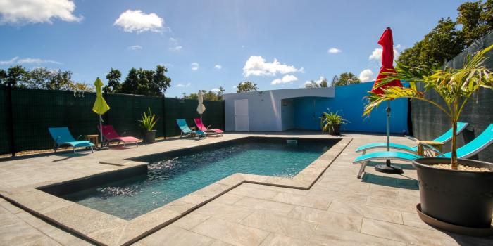 A louer à St François en Guadeloupe villa 2 chambres pour 6 personnes avec piscine