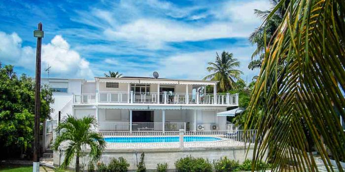 Location villa Guadeloupe St François 7 chambres 14 personnes avec piscine et accés à la mer
