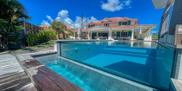 Location-villa-piscine-pieds-dans-l'eau-Saint-François-Guadeloupe_vue-ensemble