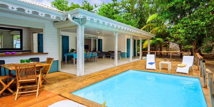 Villa grand standing les pieds dans l'eau piscine vue mer Martinique swimming pool