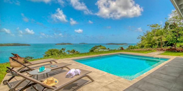 location villa de standing Martinique vue mer et piscine - vue ensemble
