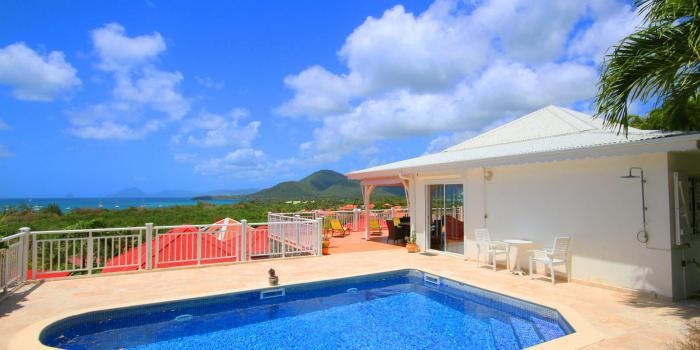 Location villa de standing piscine vue mer panoramique