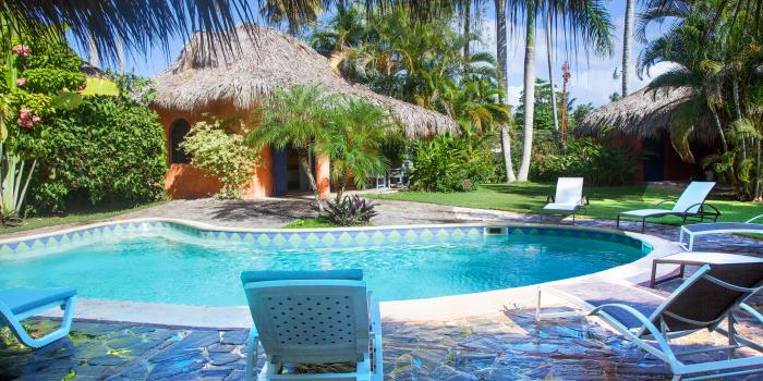 Location villa Las Terrenas - La piscine et le bungalow