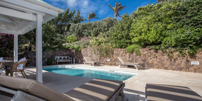 Location villa Pointe Milou - La terrasse et la piscine de la villa