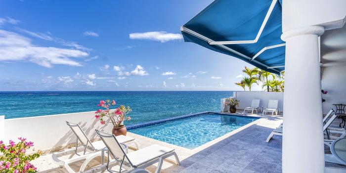 Pool Villa St Martin - Pool and deckchairs
