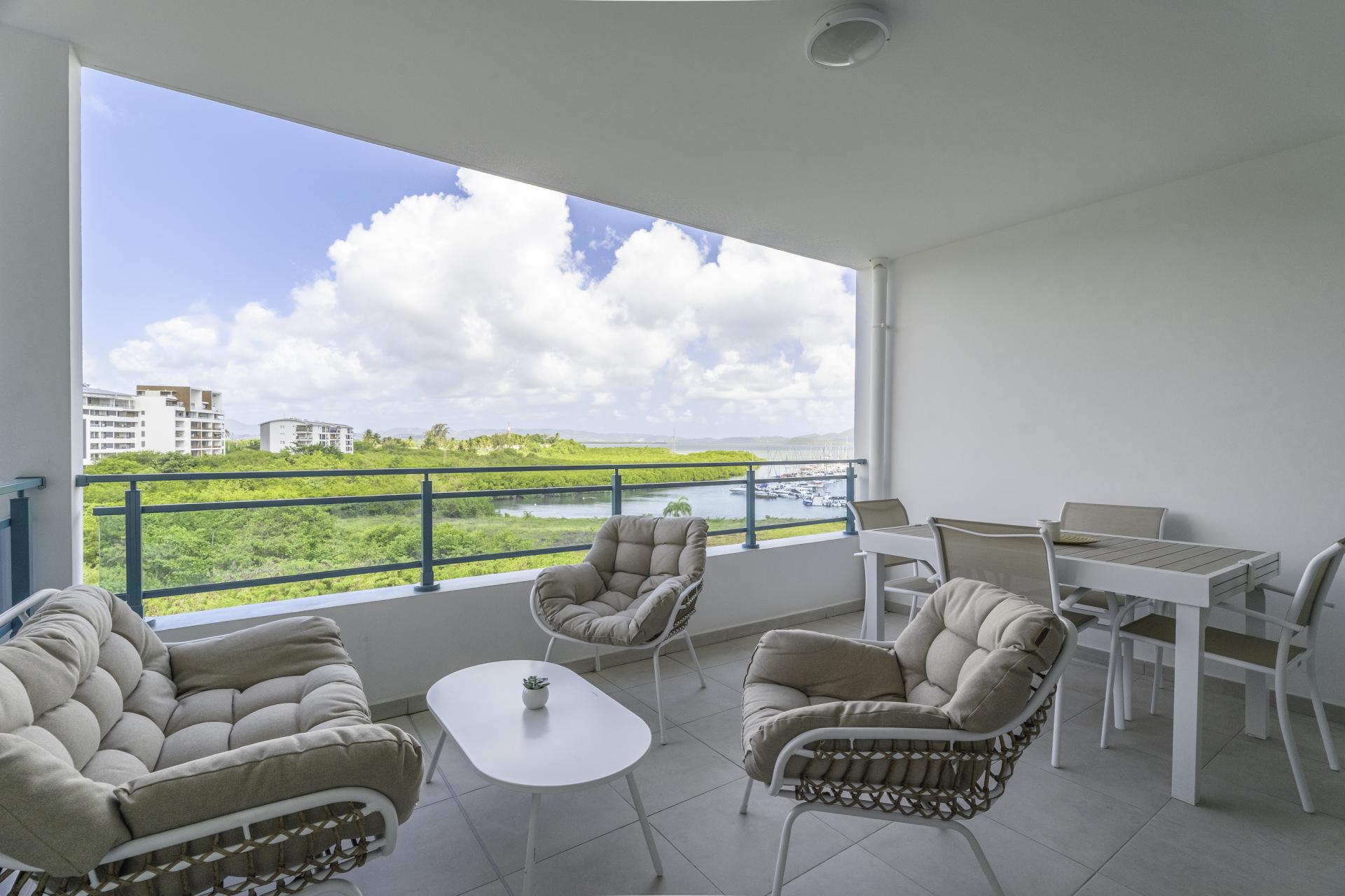 location-vacances-etang-zabricot-terrasse-vue-marina
