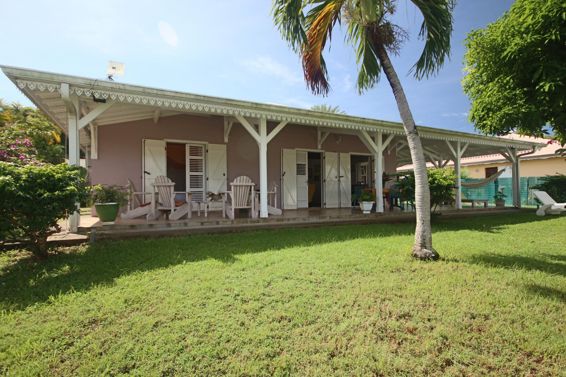 1-Location-villa-martinique_--Maison-vue-d'ensemble-jardin