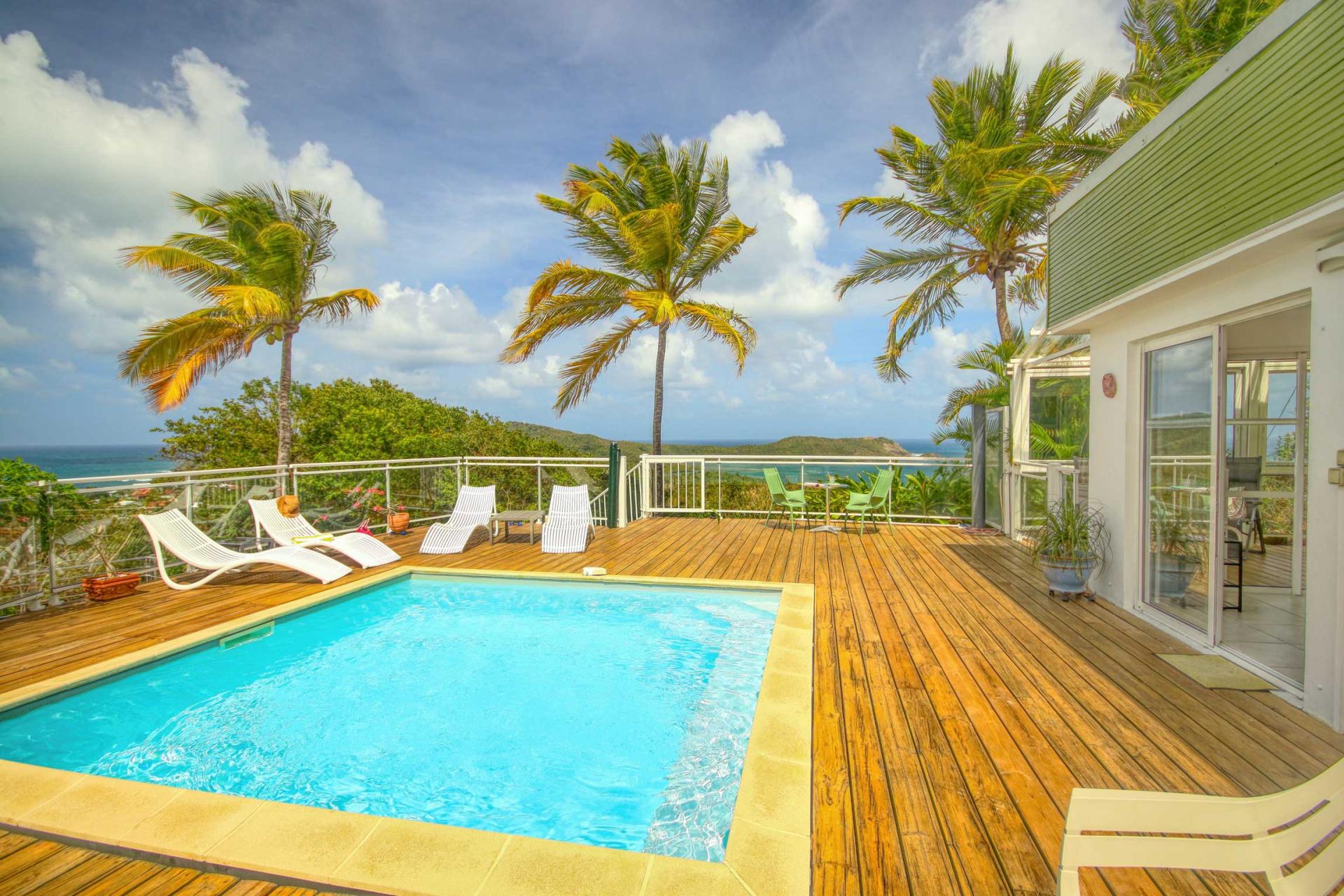 1-Villa-splendide-vue-mer-tartane-trinité-extérieur-piscine-transats