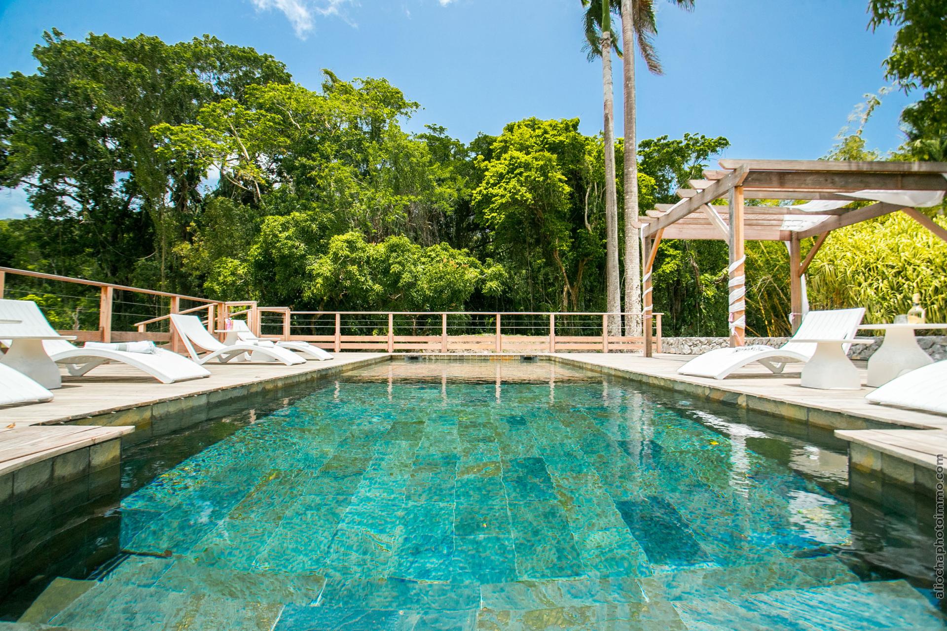 Location-Villa-luxe-Trois-îlets-Martinique----La-plage-de-la-piscine