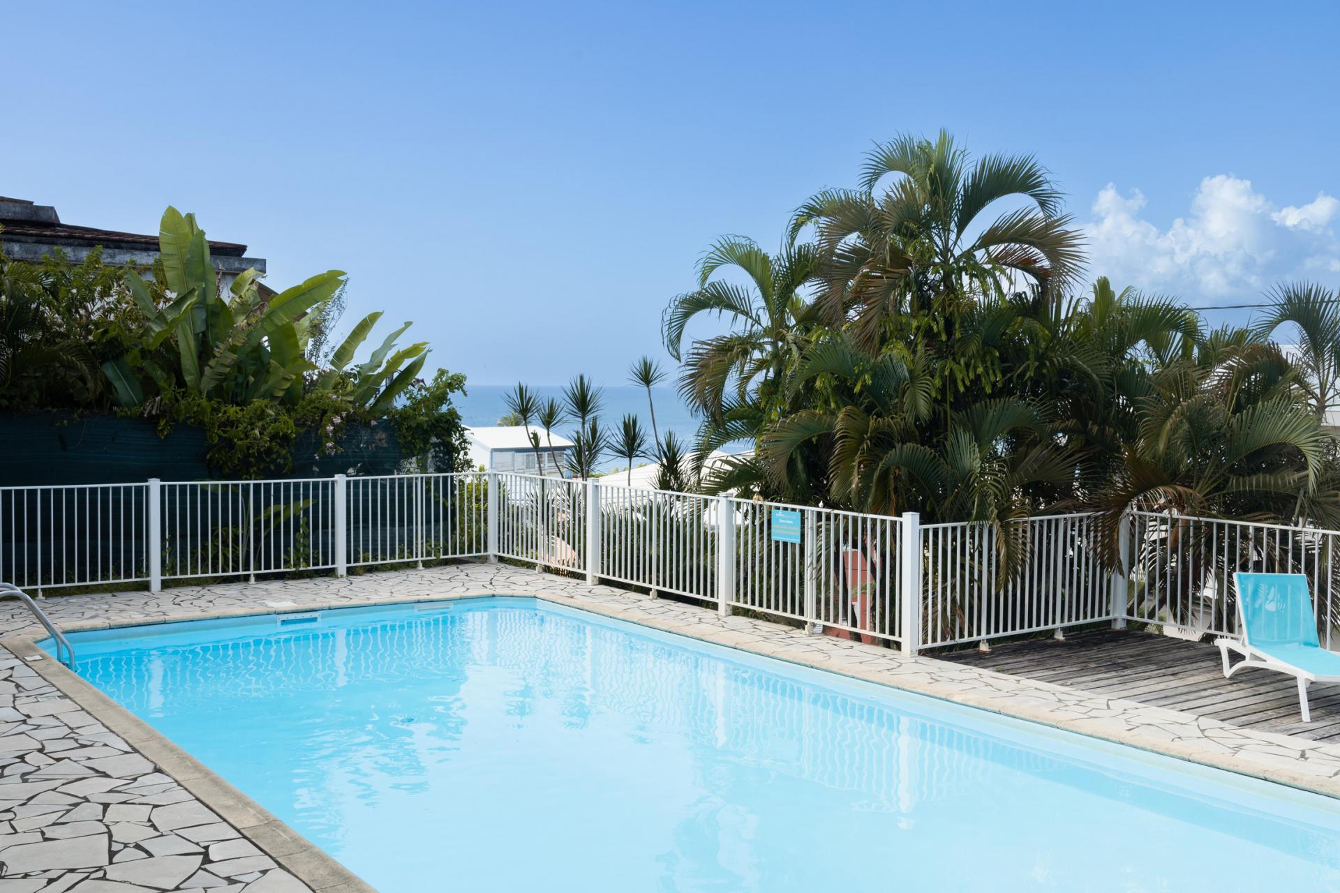 1-Location-studio-Martinique---Piscine-commune