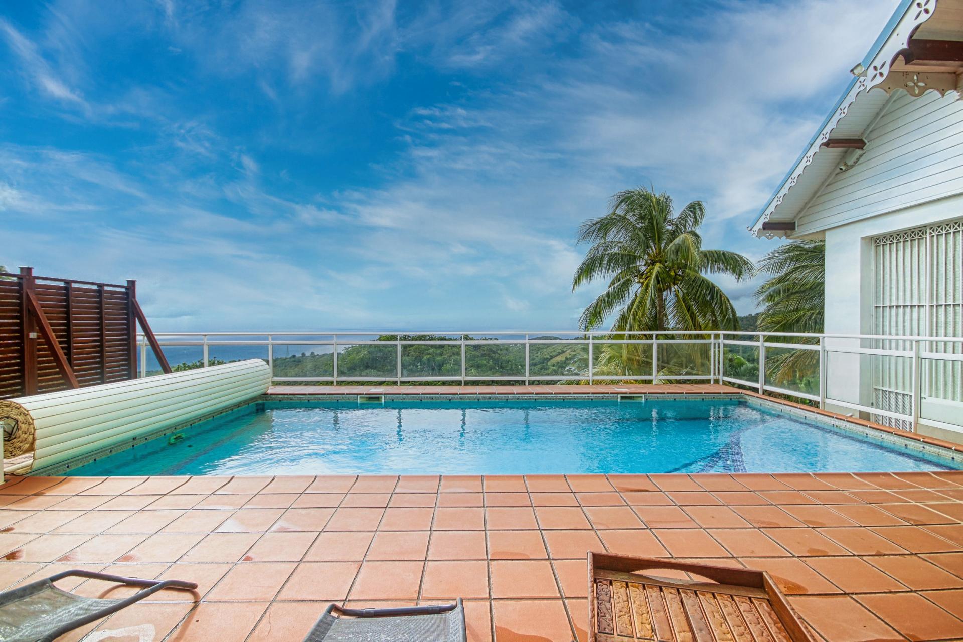 3-Location-villa-Martinique_-Case-Pilote_vue--piscine-mer