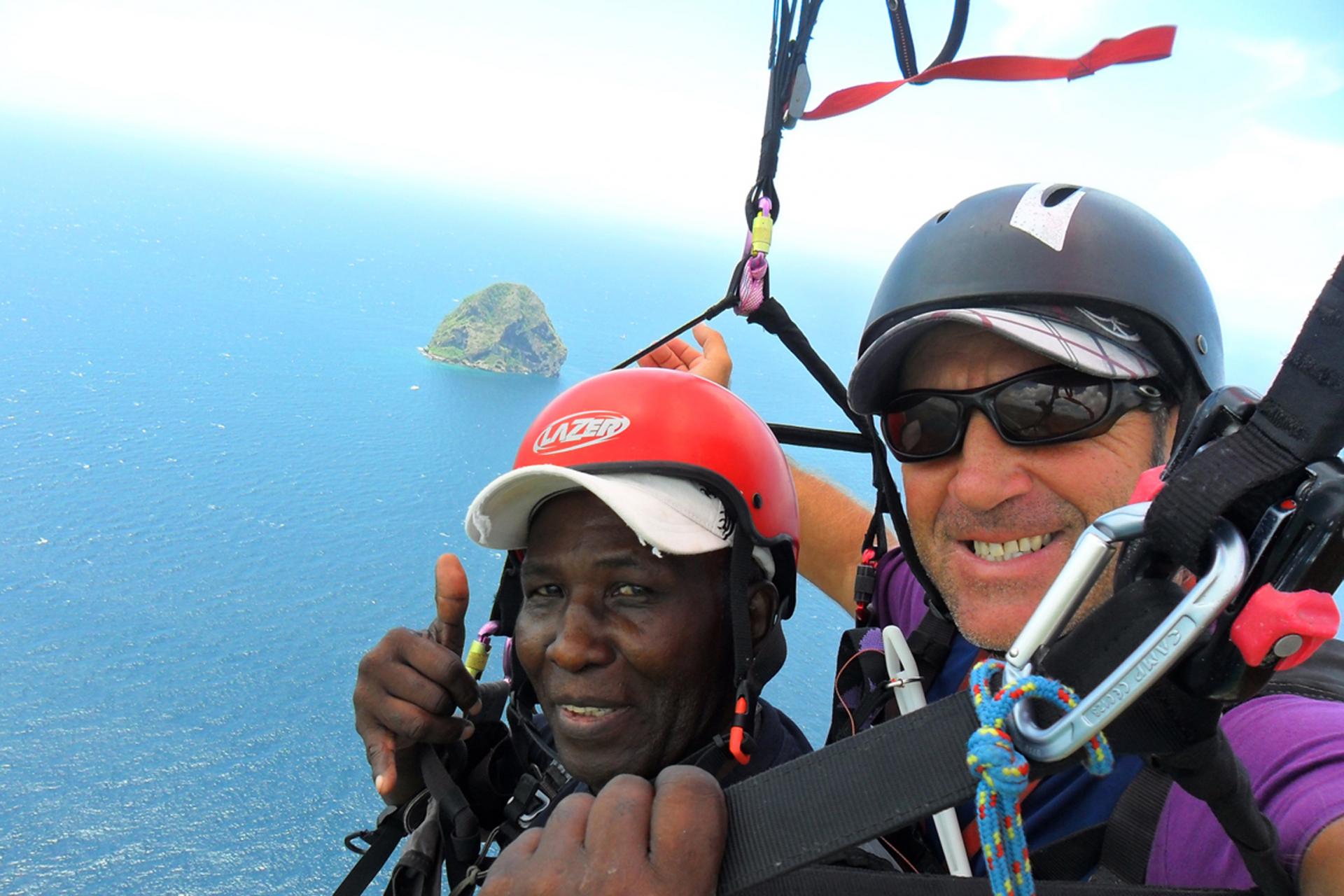 Le-Rocher-du-Diamant-Martinique-Parapente