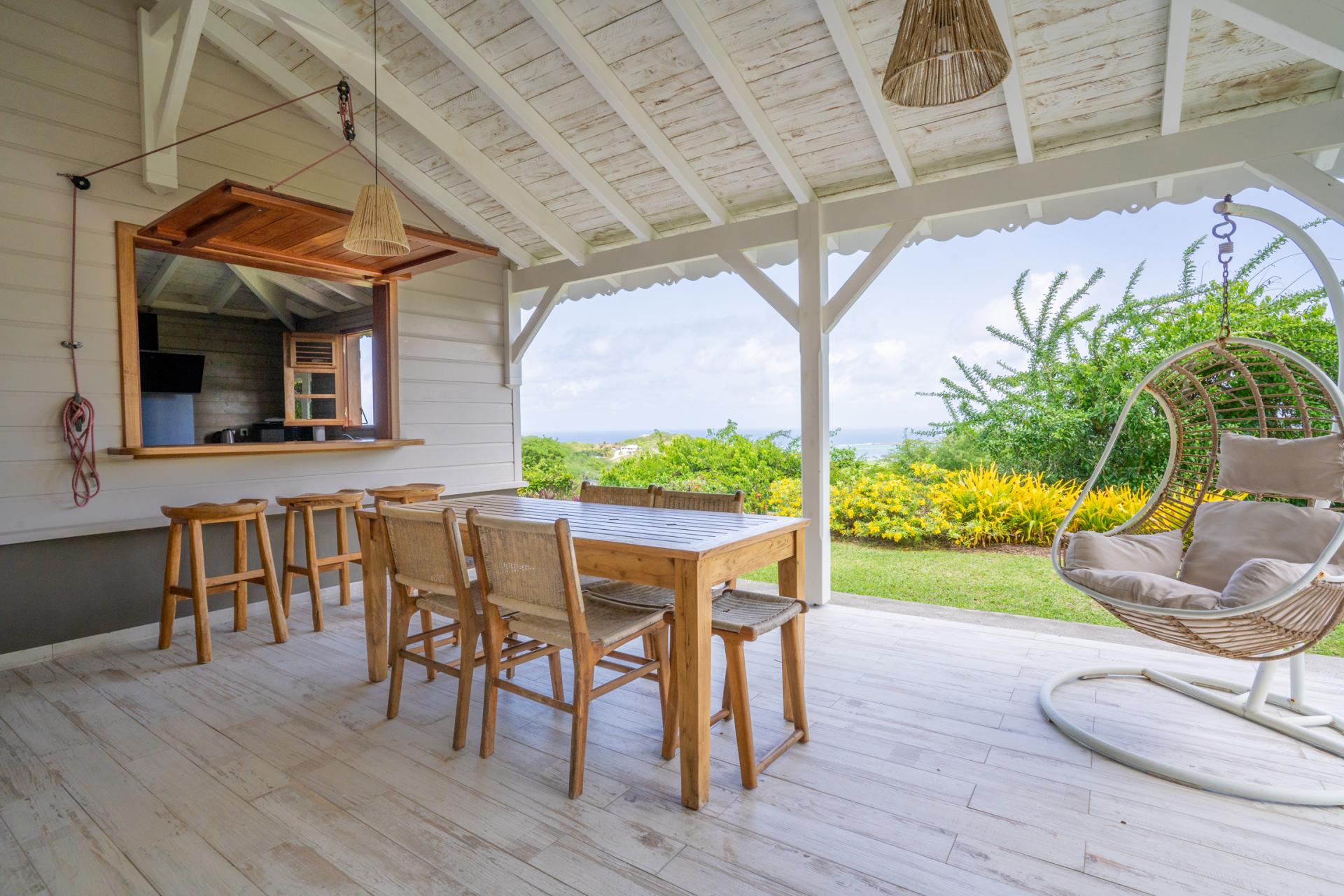 2-Location-martinique--Lodge-T_terrasse-table-à-manger