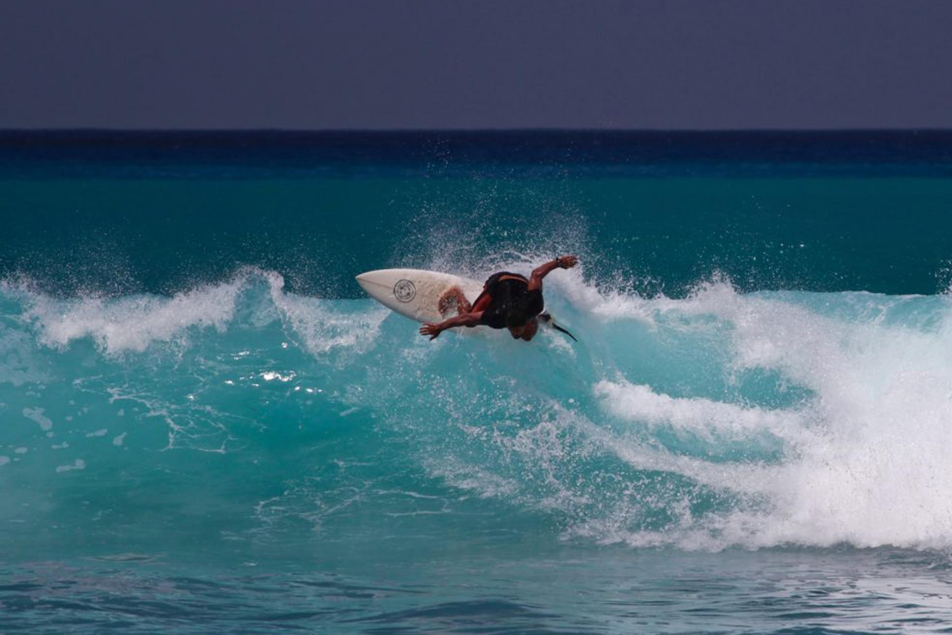 Figure-de-surf-en-GuadeloupeSurfexcellence