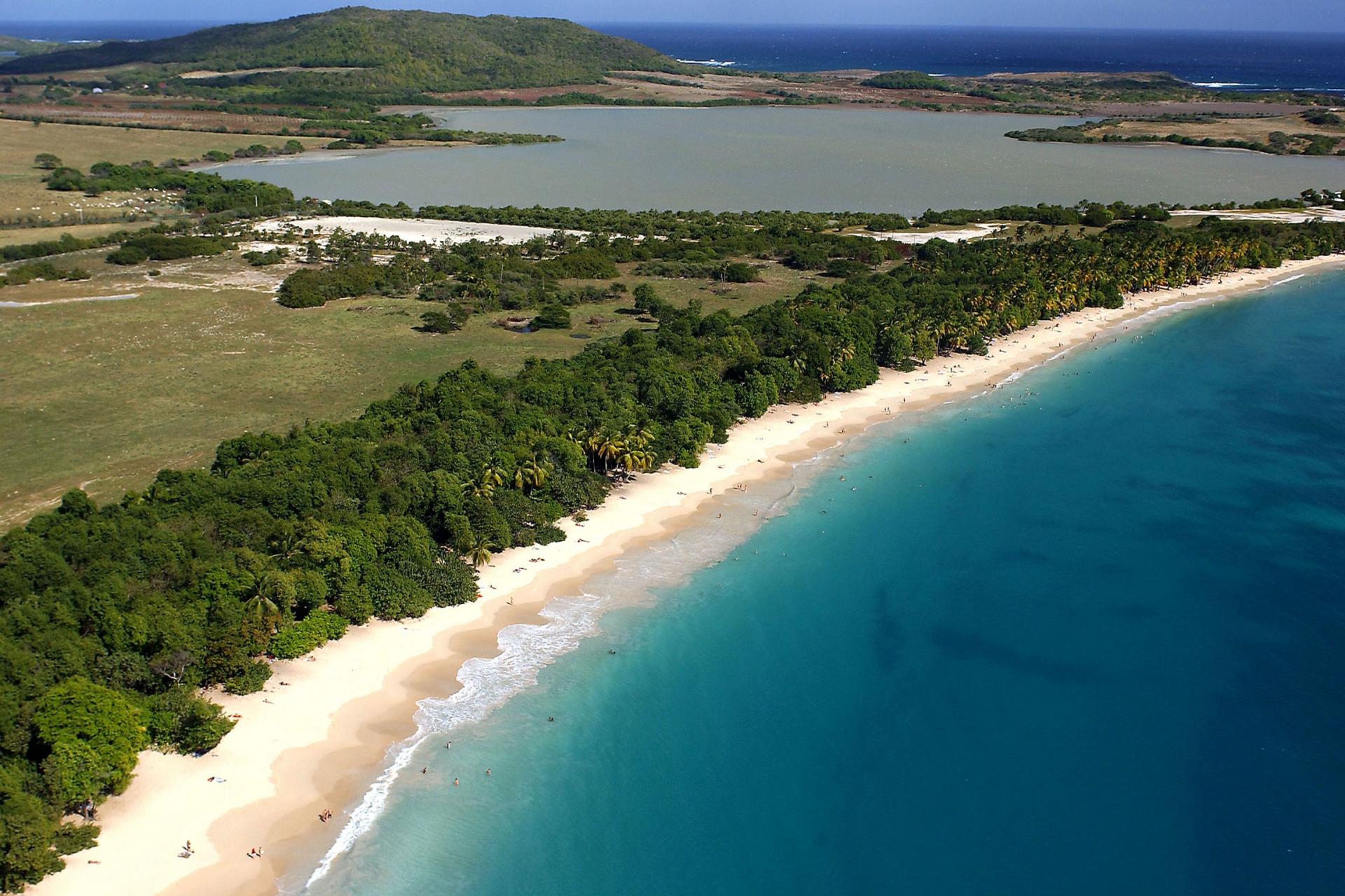 La plage et l'étang des Salines