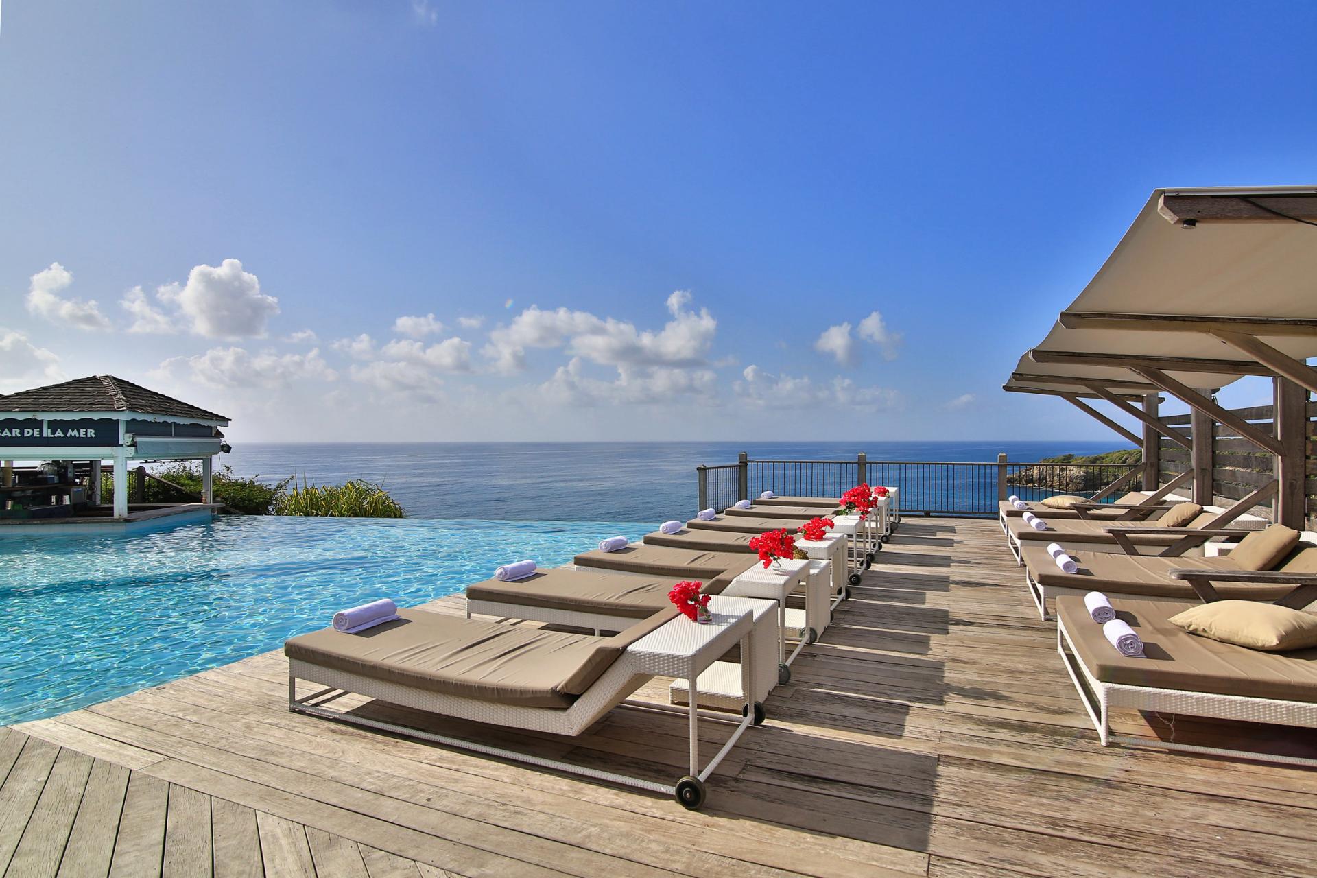 Piscine et transats vue mer