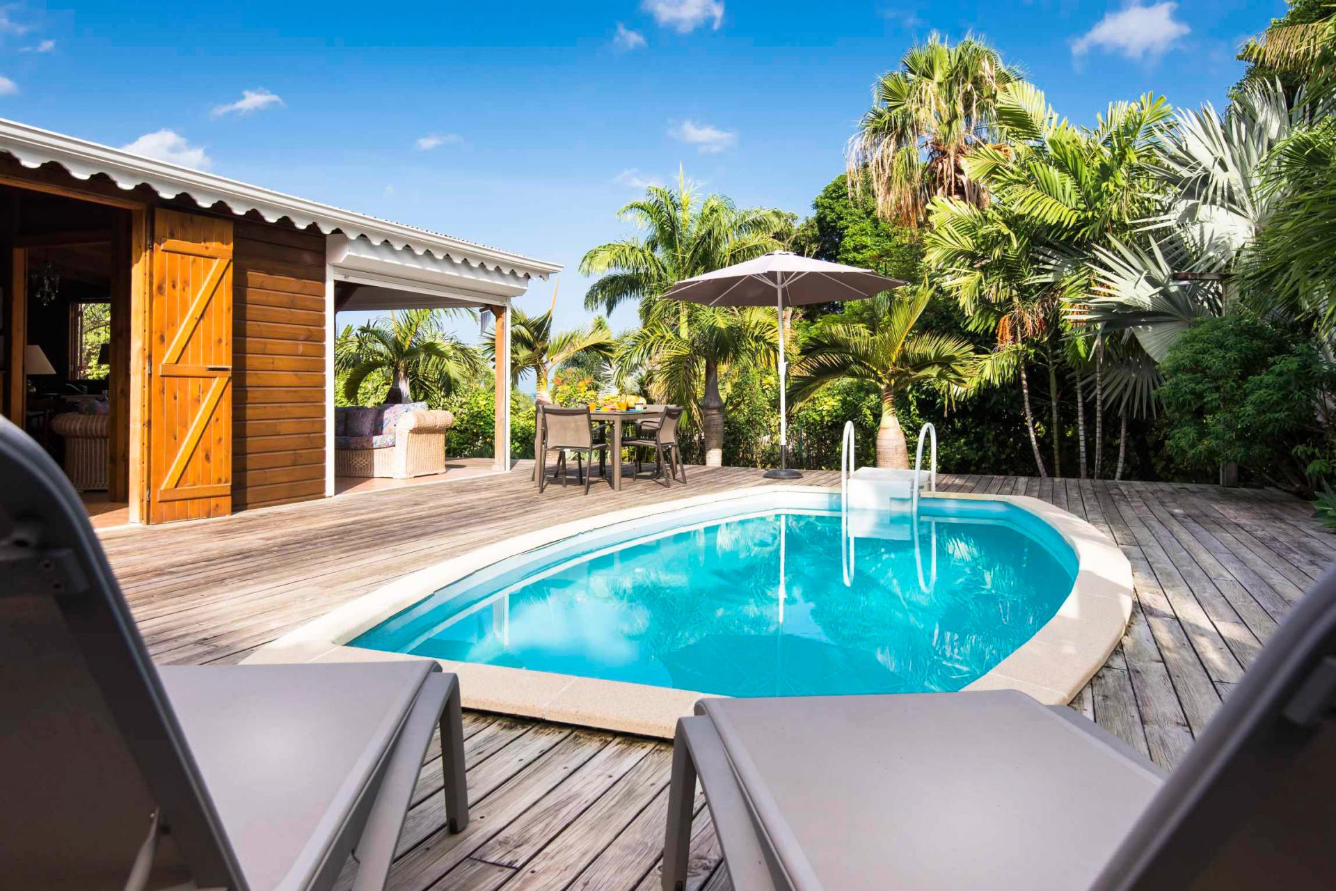 Location villa Bouillante Guadeloupe - Transats et piscine
