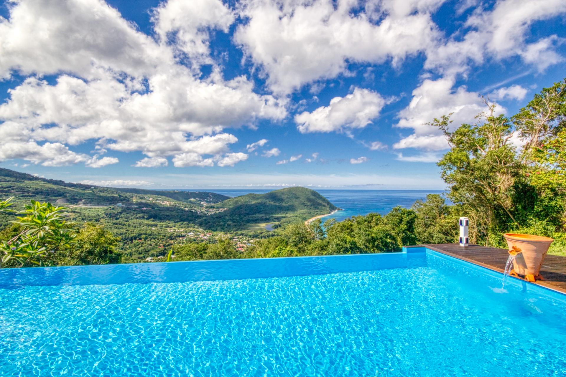 Location villa 3 chambres 6 personnes Deshaies Guadeloupe avec piscine et vue mer extraordinaire