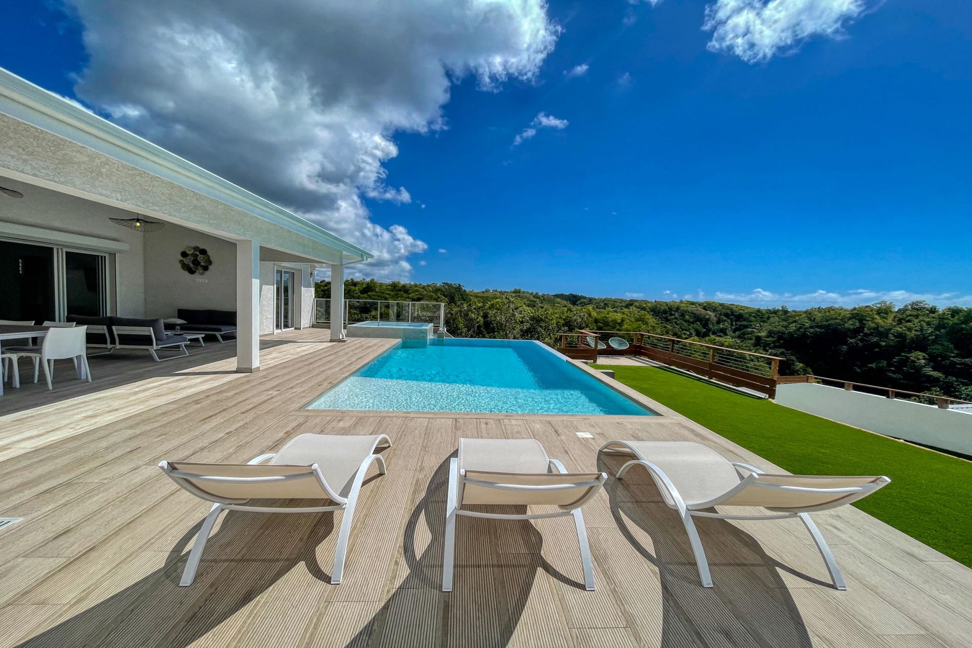 A louer villa 3 chambres pour 6 personnes avec piscine et balneo sur les hauteurs du Gosier en Guadeloupe