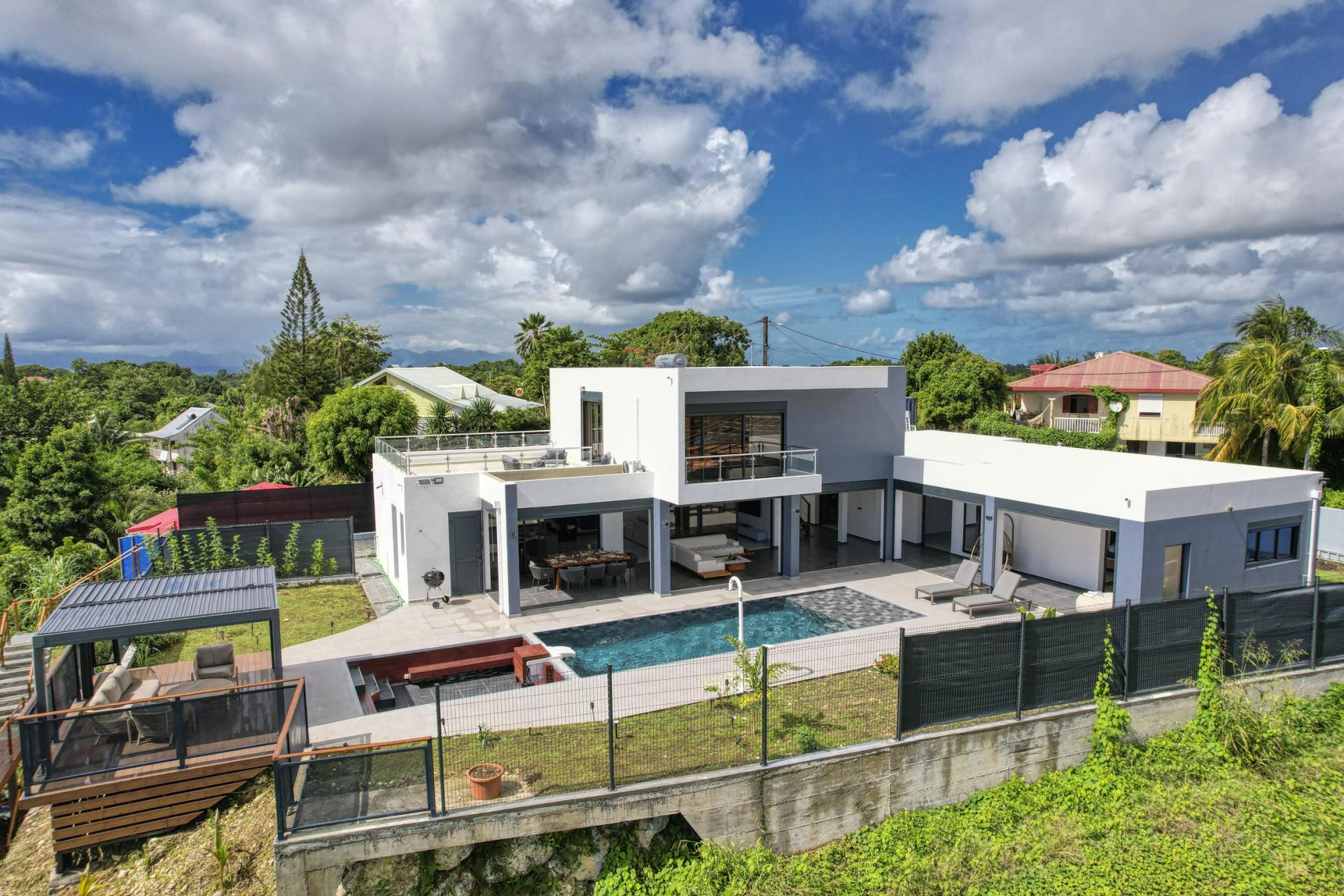 Location villa piscine Gosier Guadeloupe_vue ensemble