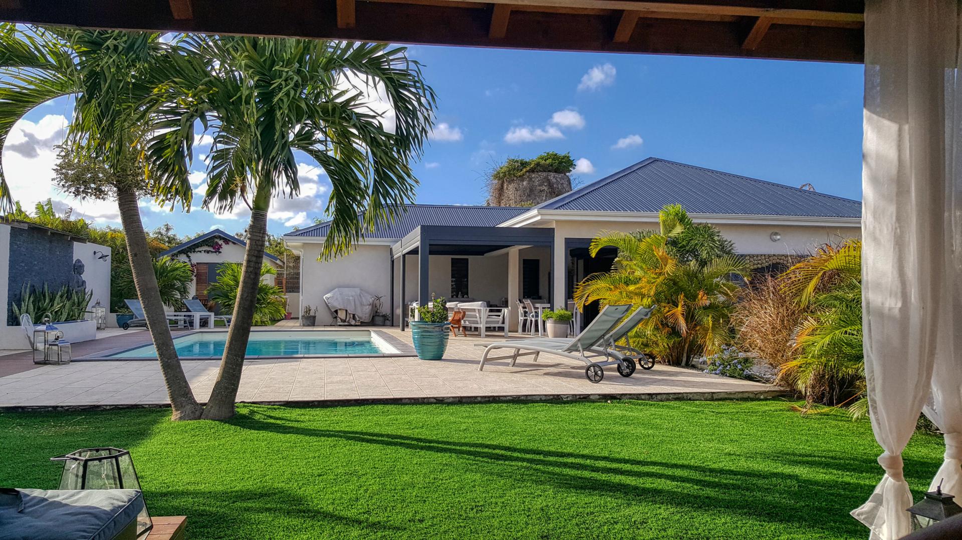 Location villa 4 chambres pour 8 personnes avec piscine et jacuzzi Sainte Anne en Guadeloupe