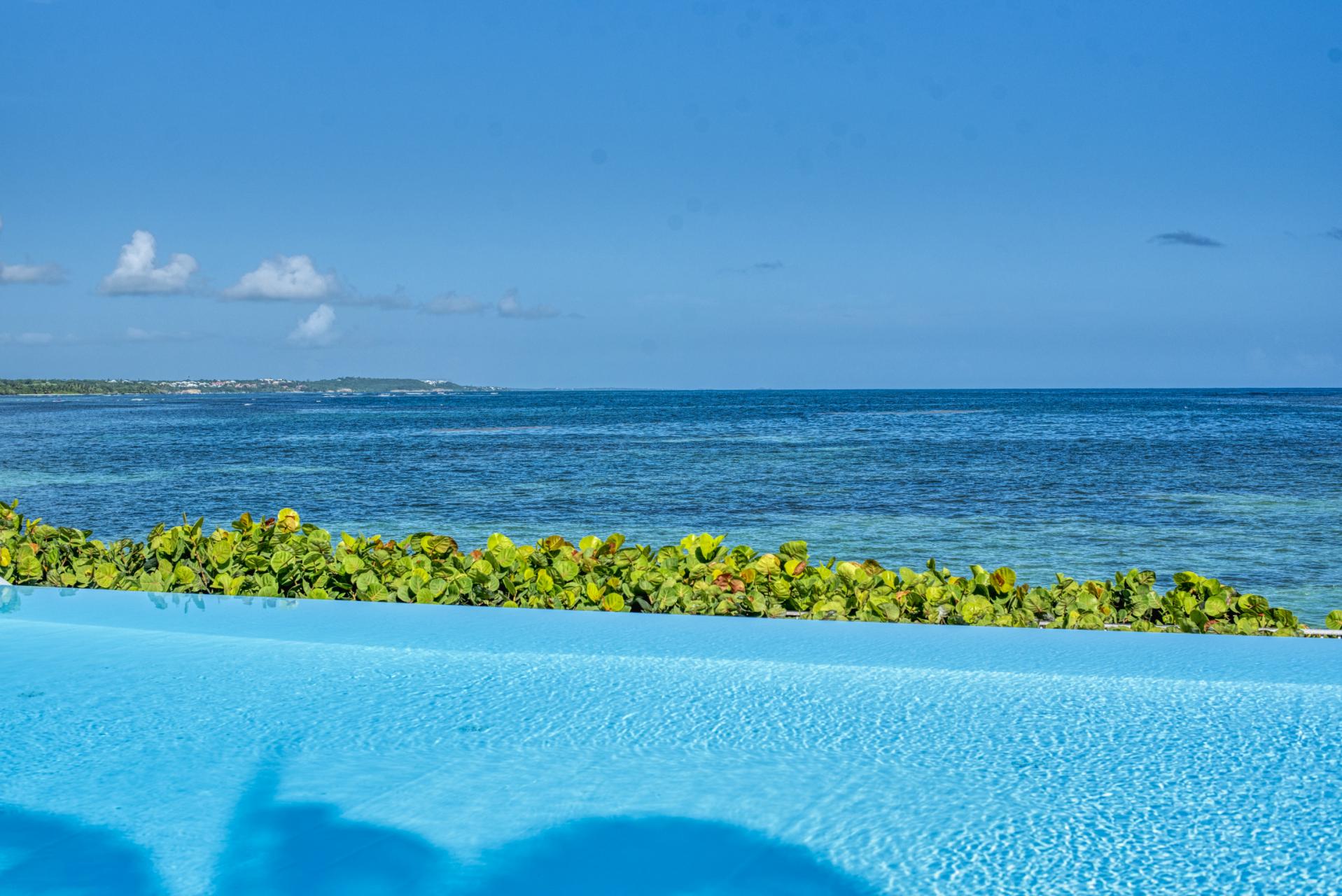 Location appartement pieds dans l'eau Sainte Anne Guadeloupe_piscine vue mer