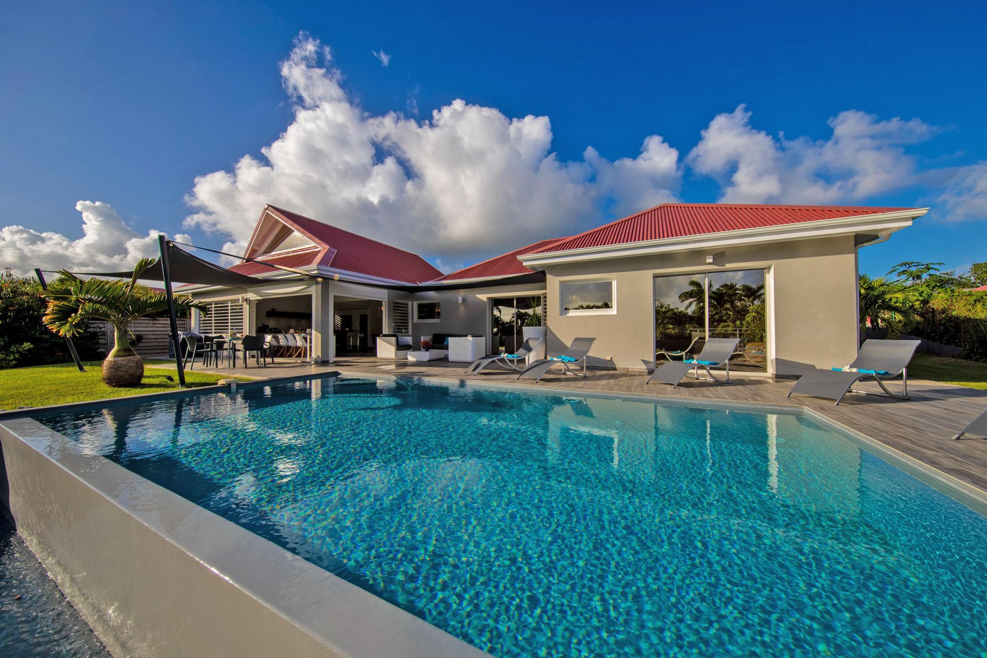  Luxury villa to rent in Guadeloupe - Overview