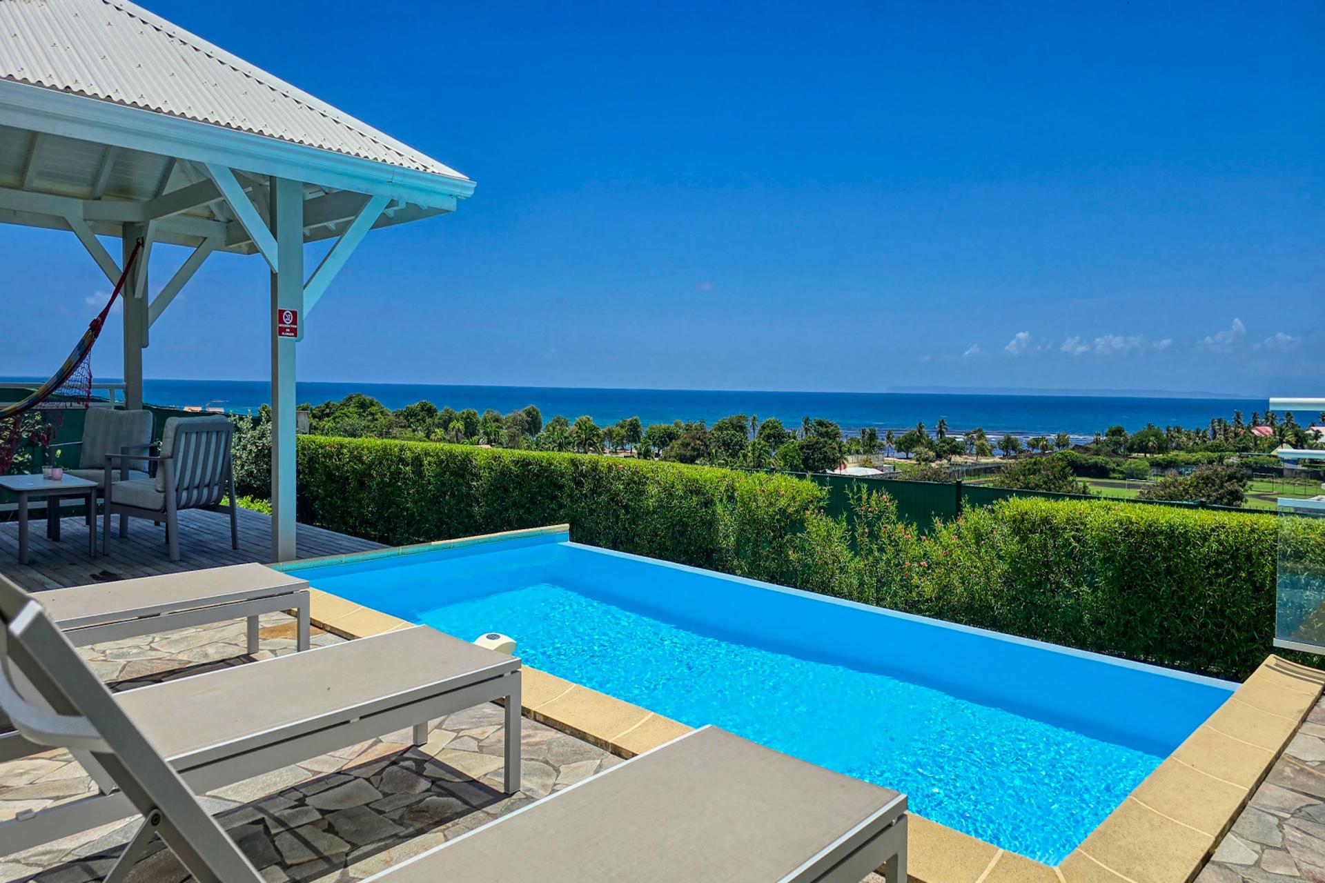 Location villa Topaze 2 chambres 4 personnes vue sur mer piscine à St François en Guadeloupe - piscine mer