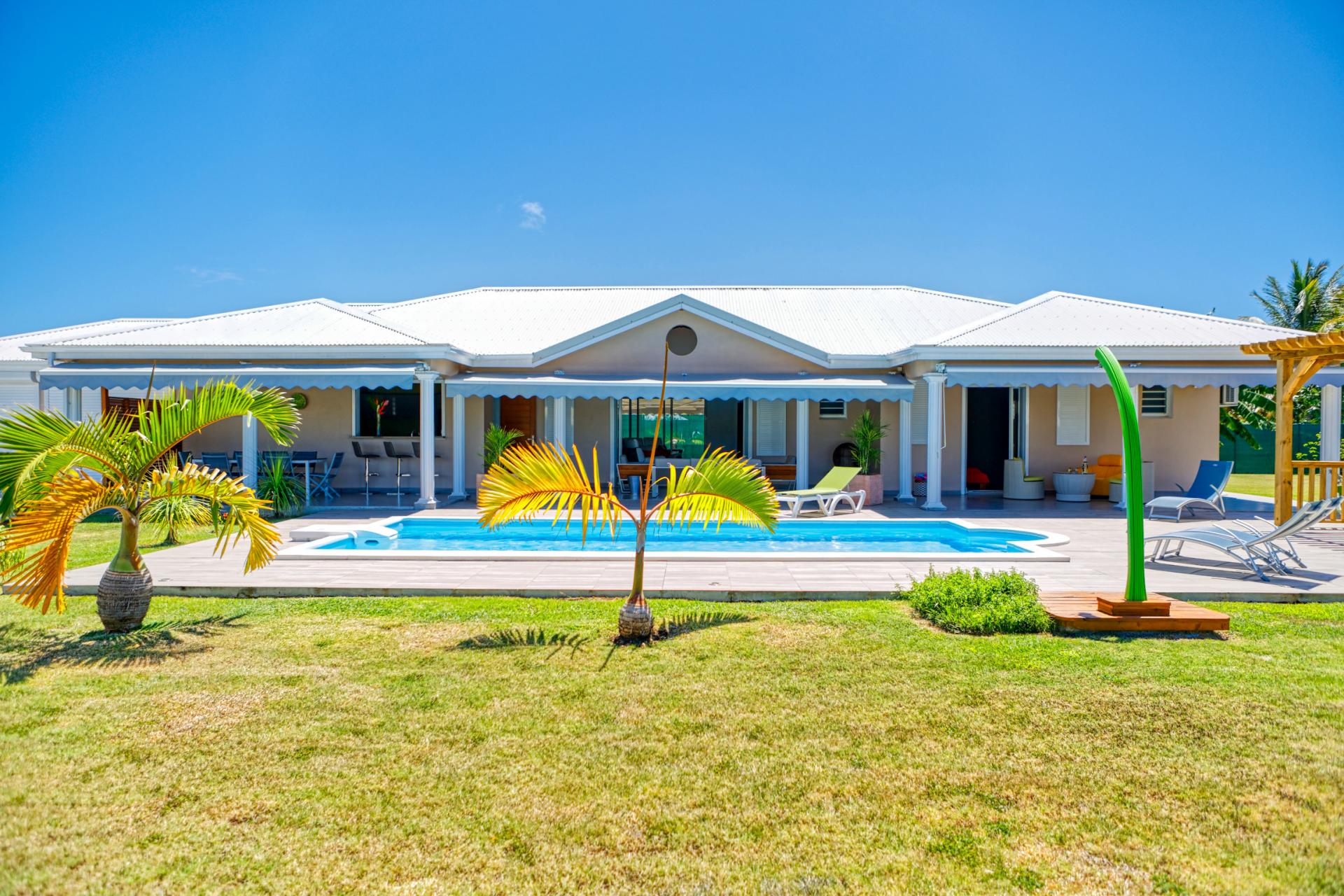 A louer villa 4 chambres 8 personnes avec piscine vue guadeloupe st françois