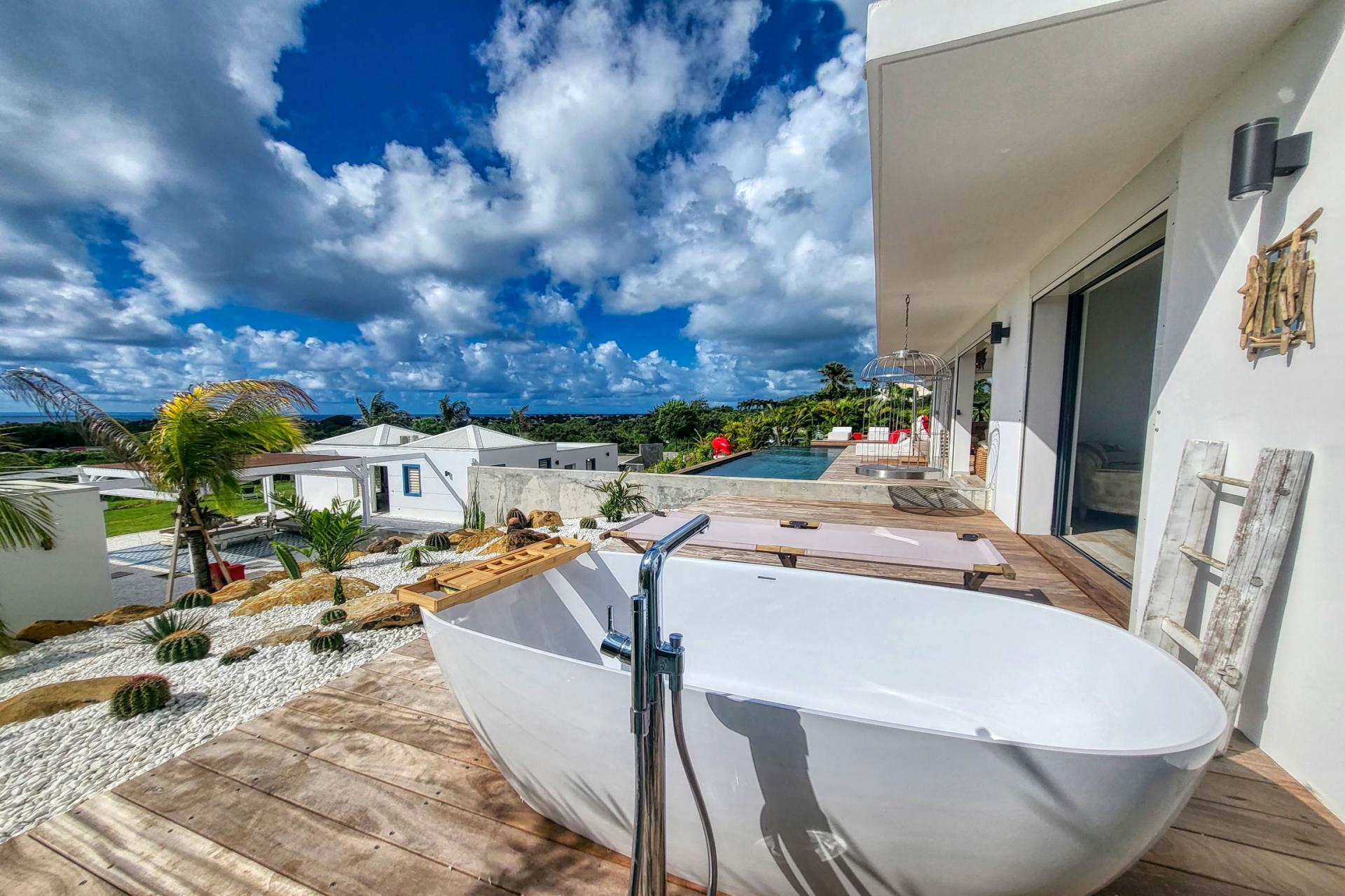 Location-villa-piscine-vue-mer-Saint-François-Guadeloupe_baignoire