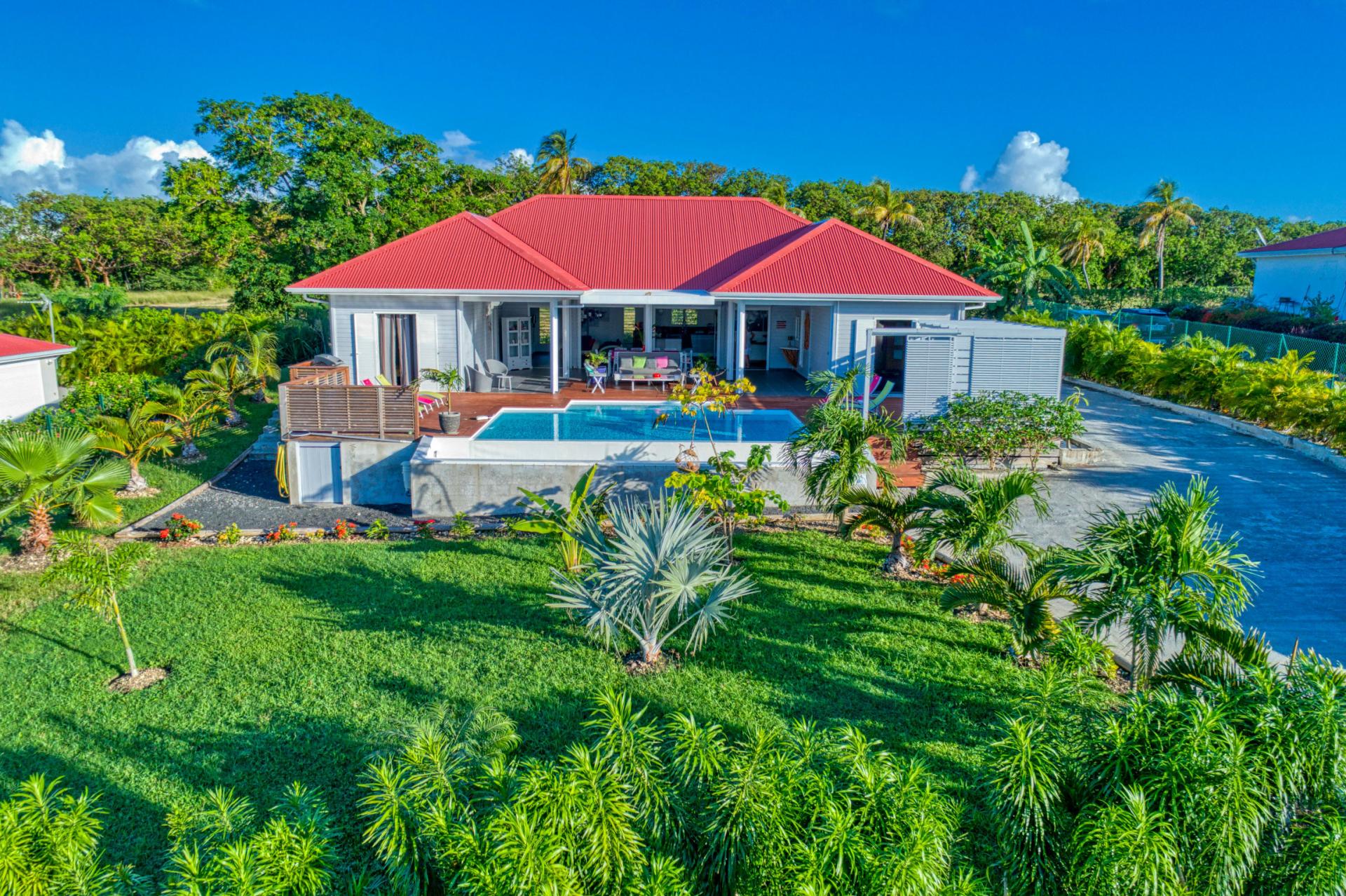 Villa de standing à louer en Guadeloupe pour 6 personnes avec piscine