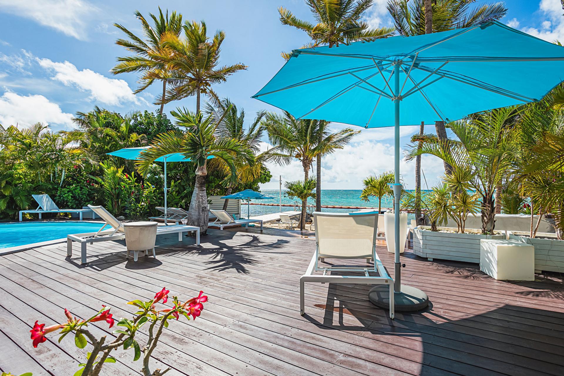 Villa-Pieds-dans-l'eau-Saint-François-Guadeloupe-piscine