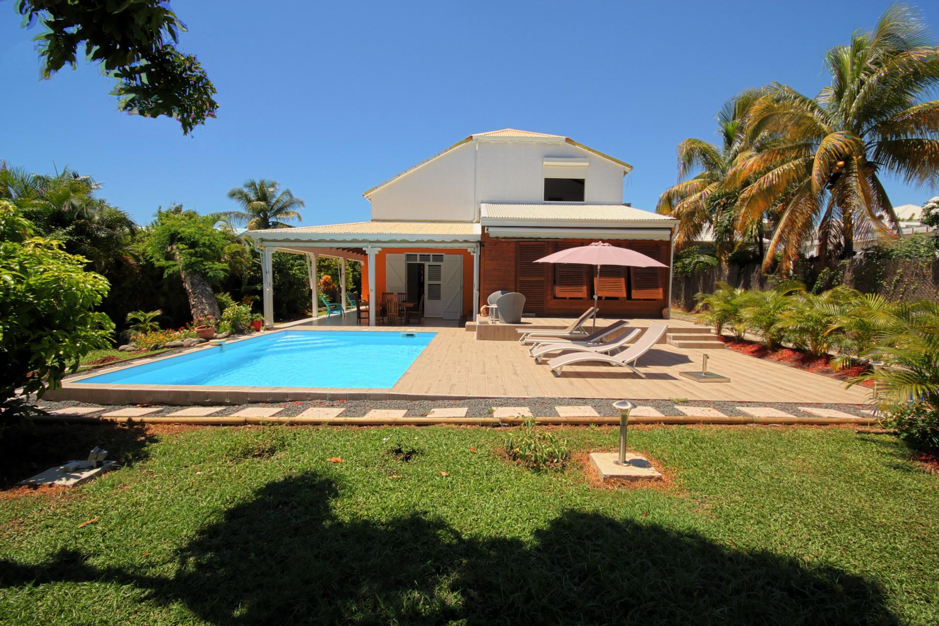 A louer en Guadeloupe villa avec piscine et jacuzzi - Vue d'ensemble