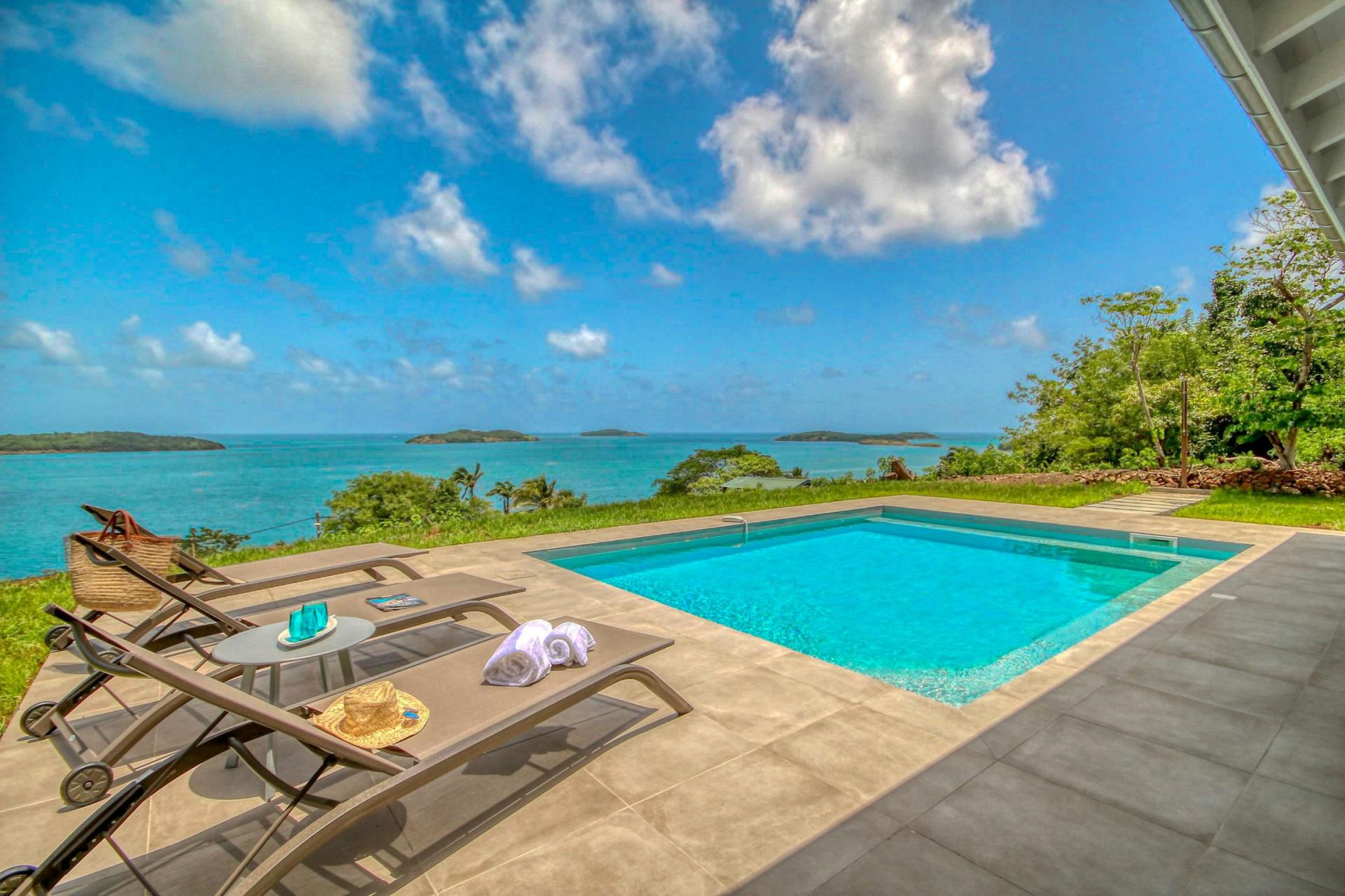 location villa de standing Martinique vue mer et piscine - vue ensemble
